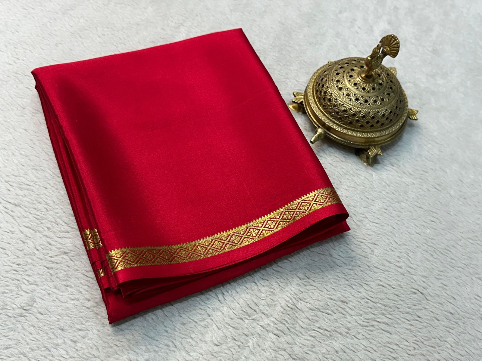 Solid Elegance: Graceful Small Border Sarees with Captivating Line Pallu