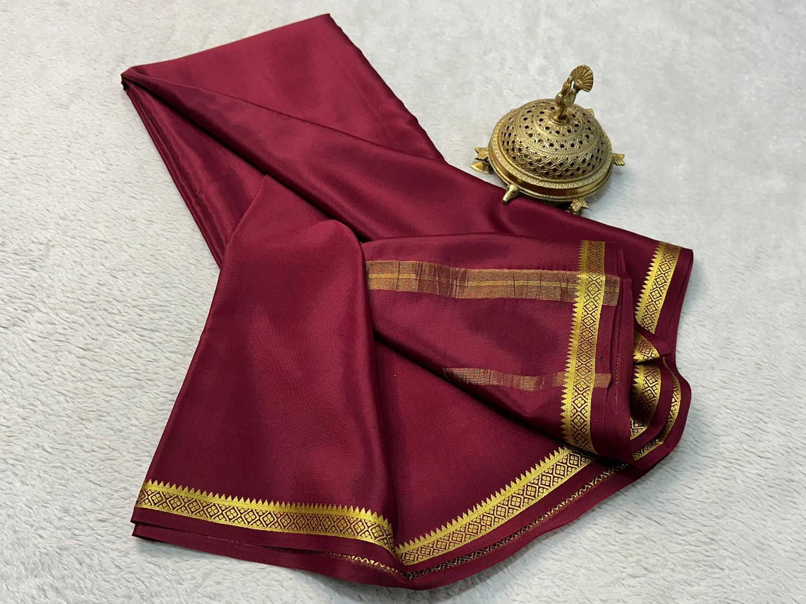 Solid Elegance: Graceful Small Border Sarees with Captivating Line Pallu