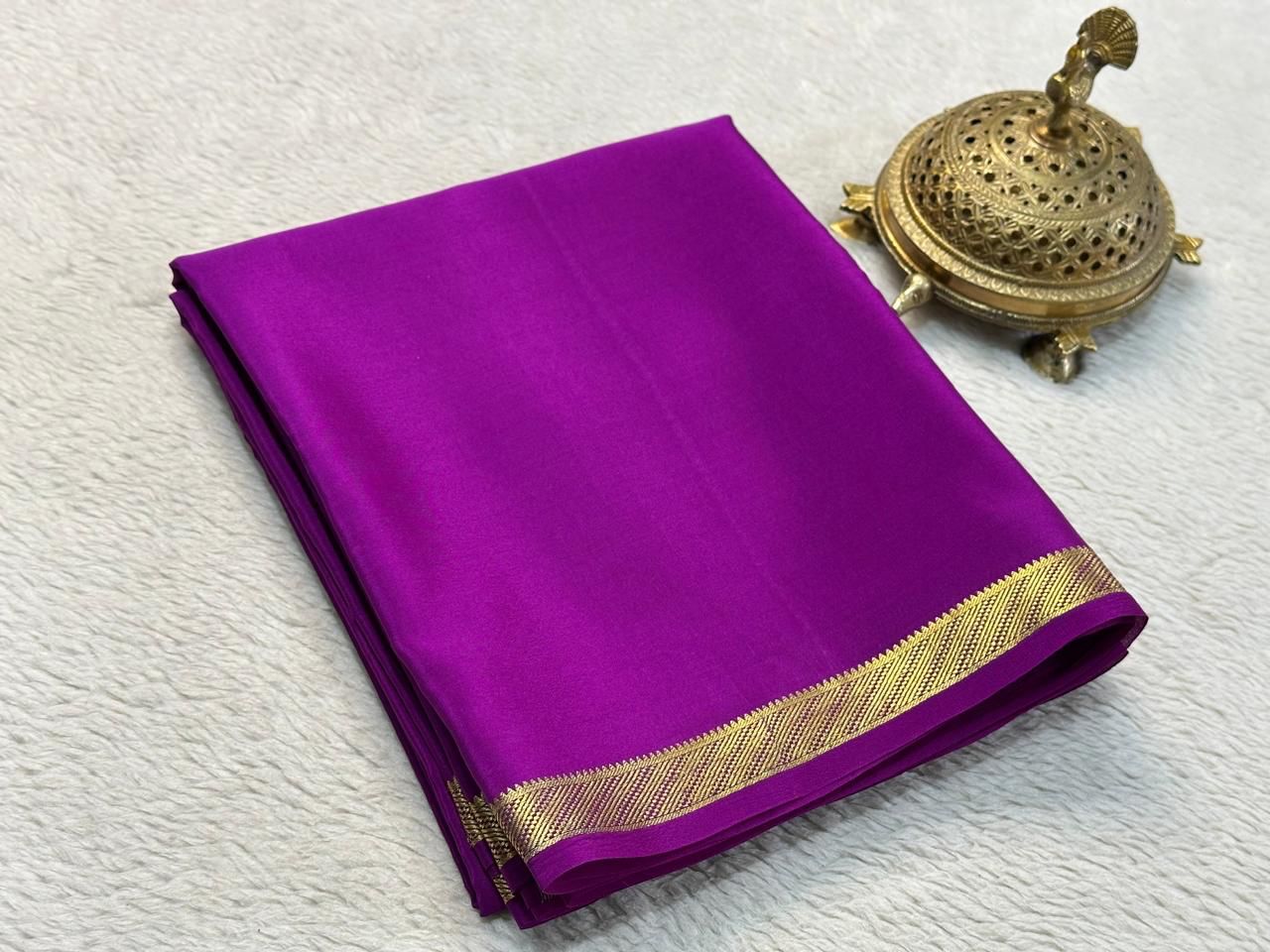 Elegant Simplicity: Beautiful Solid Colors with Small Border and Line Pallu