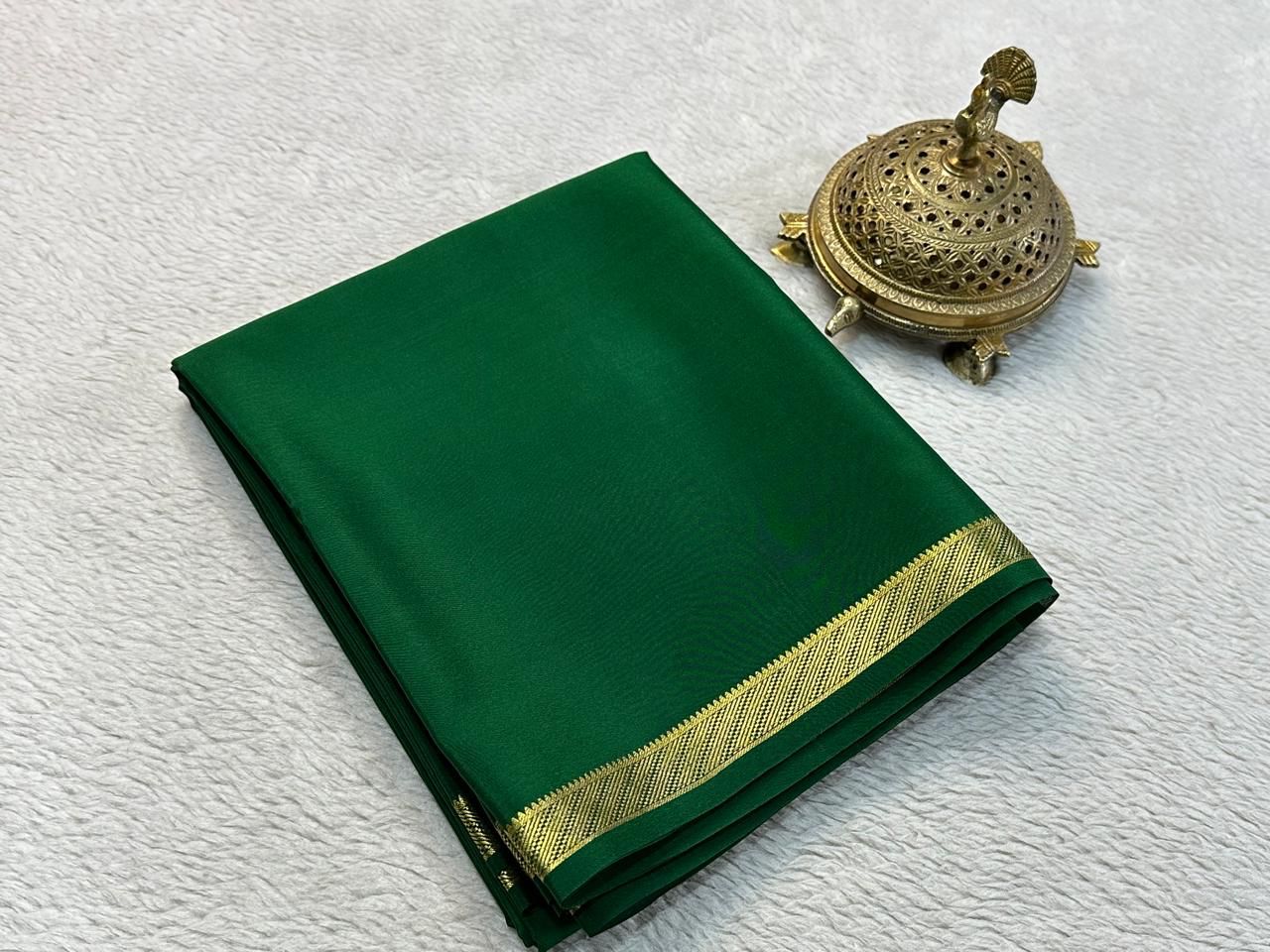 Elegant Simplicity: Beautiful Solid Colors with Small Border and Line Pallu
