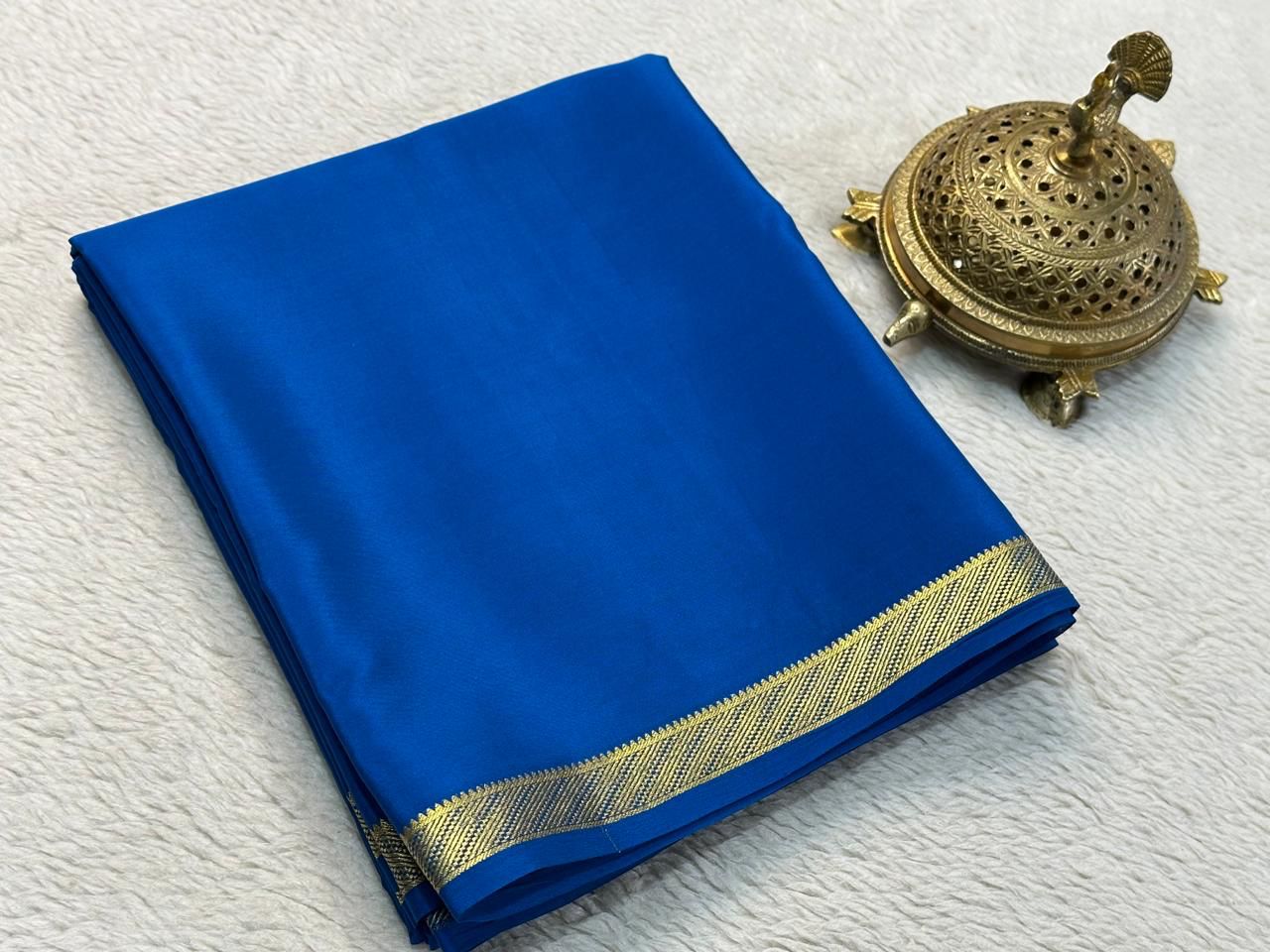 Elegant Simplicity: Beautiful Solid Colors with Small Border and Line Pallu