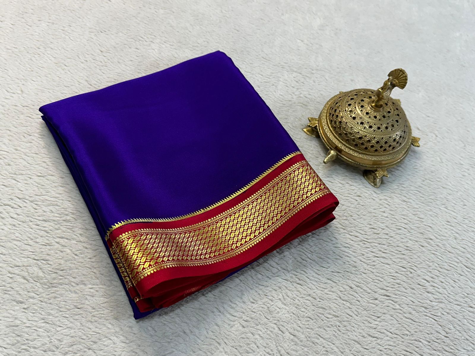 Traditional border in beautiful contrast colour combinations