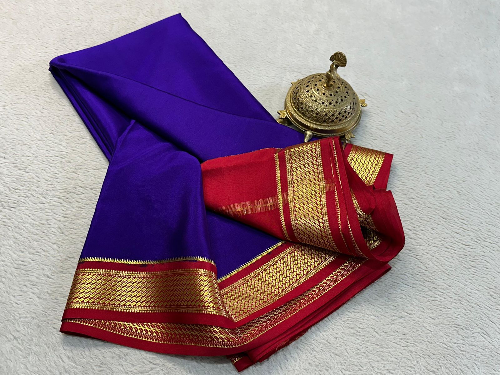 Traditional border in beautiful contrast colour combinations