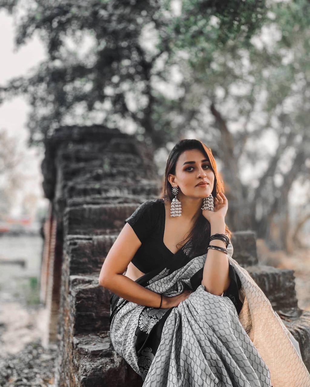 Classic Black Silk Saree with Intricate Floral Jacquard Weaving for a Chic Style