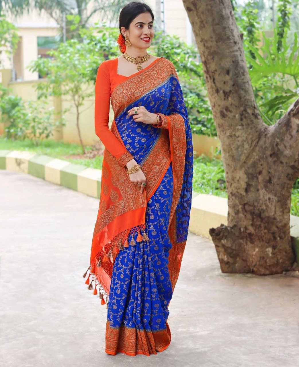Elegant Royal Blue Banarasi Cotton Silk Saree with Traditional Weaving