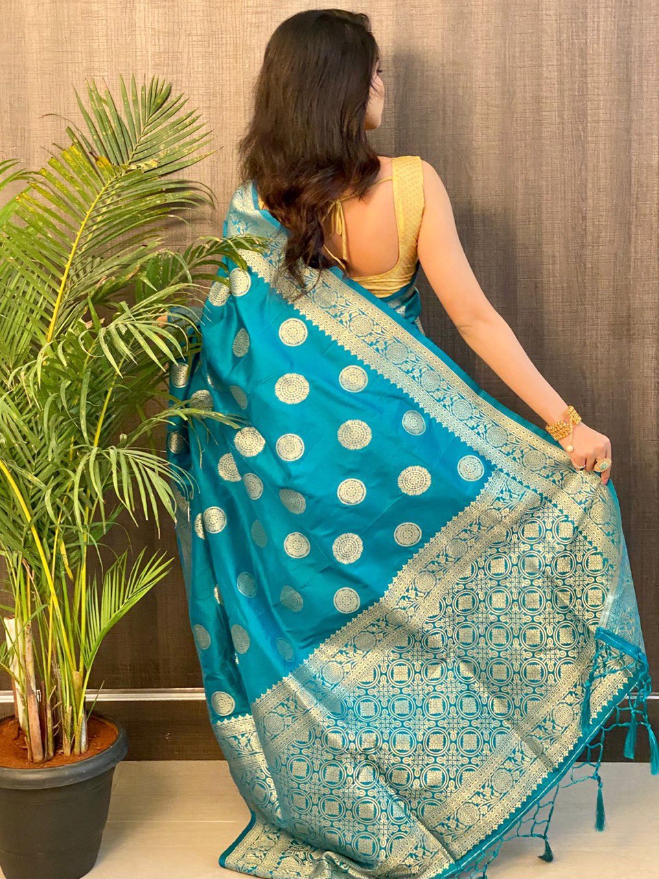 Women's Zari Weaving Pure Banarasi Soft Silk Saree with Beautiful Tassels