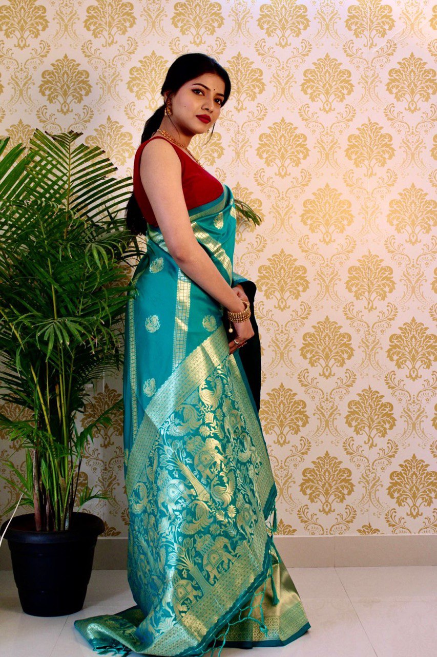 Exquisite Zari Woven Wedding Wear Pure Banarasi Soft Silk Saree