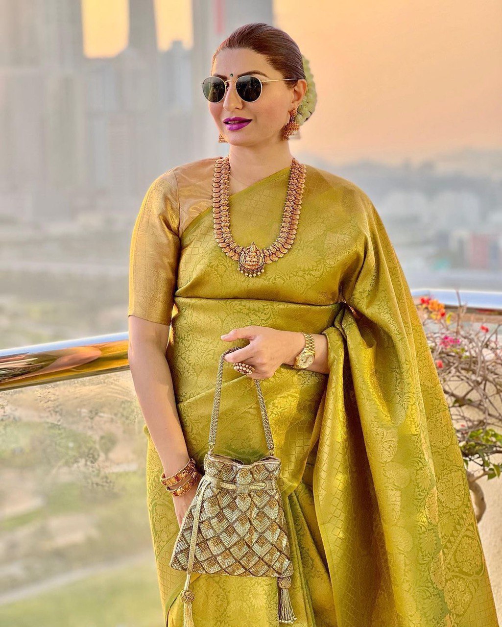 Light Green Banarasi Art Silk Saree Featuring Stunning Zari Weaving, Elevating Your Traditional Ensemble