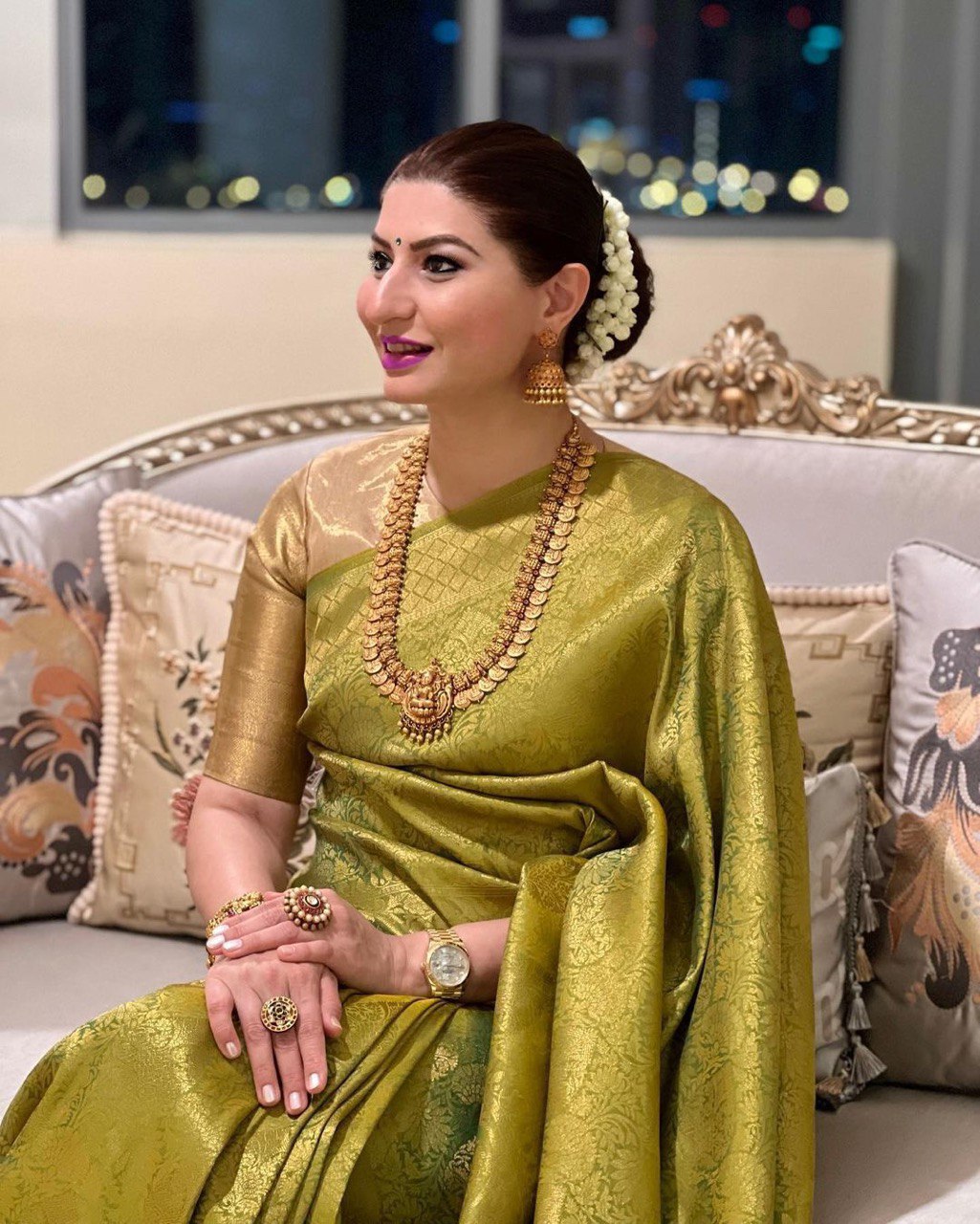 Exquisite Light Green Banarasi Art Silk Saree Embellished with Intricate Zari Weaving for a Luxurious Touch