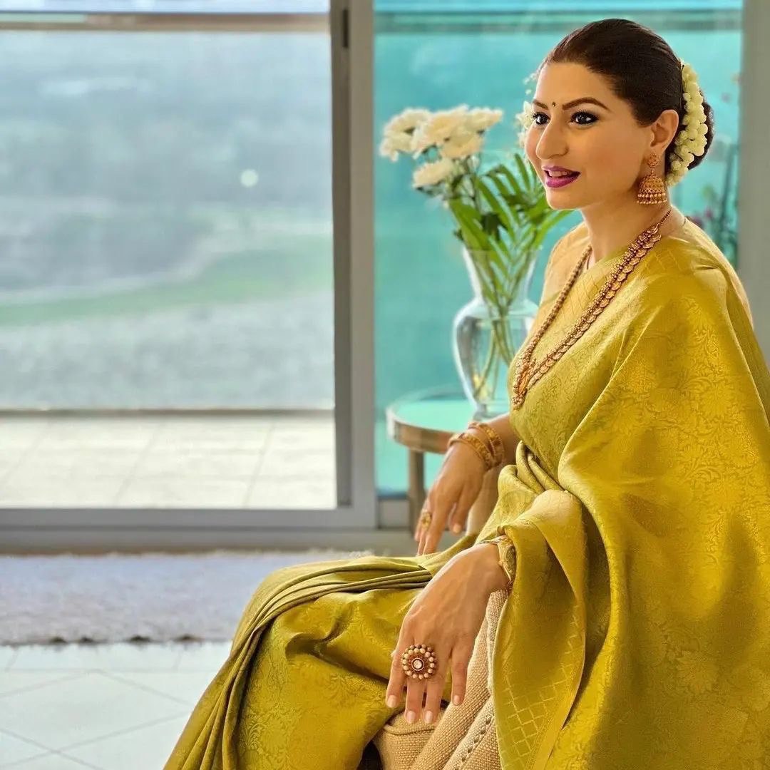 Captivating Light Green Zari Woven Banarasi Art Silk Saree, Radiating Elegance and Charm