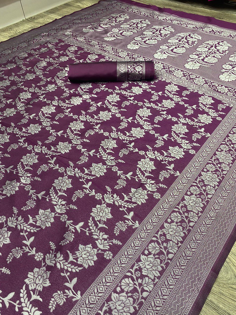 Amethyst Floral Pattern Soft Silk Banarasi Jacquard Saree