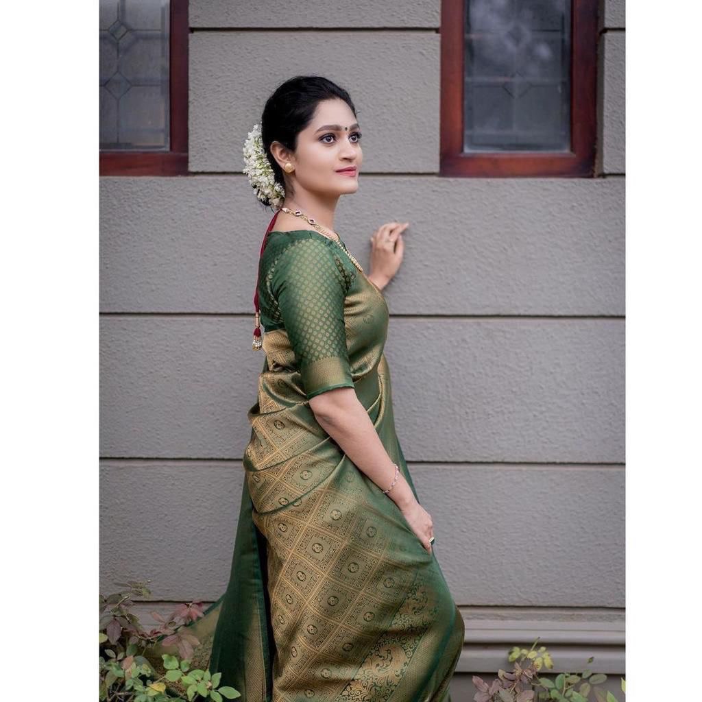 Elegant Green Banarasi Jacquard Saree, Featuring Traditional Zari Woven Patterns