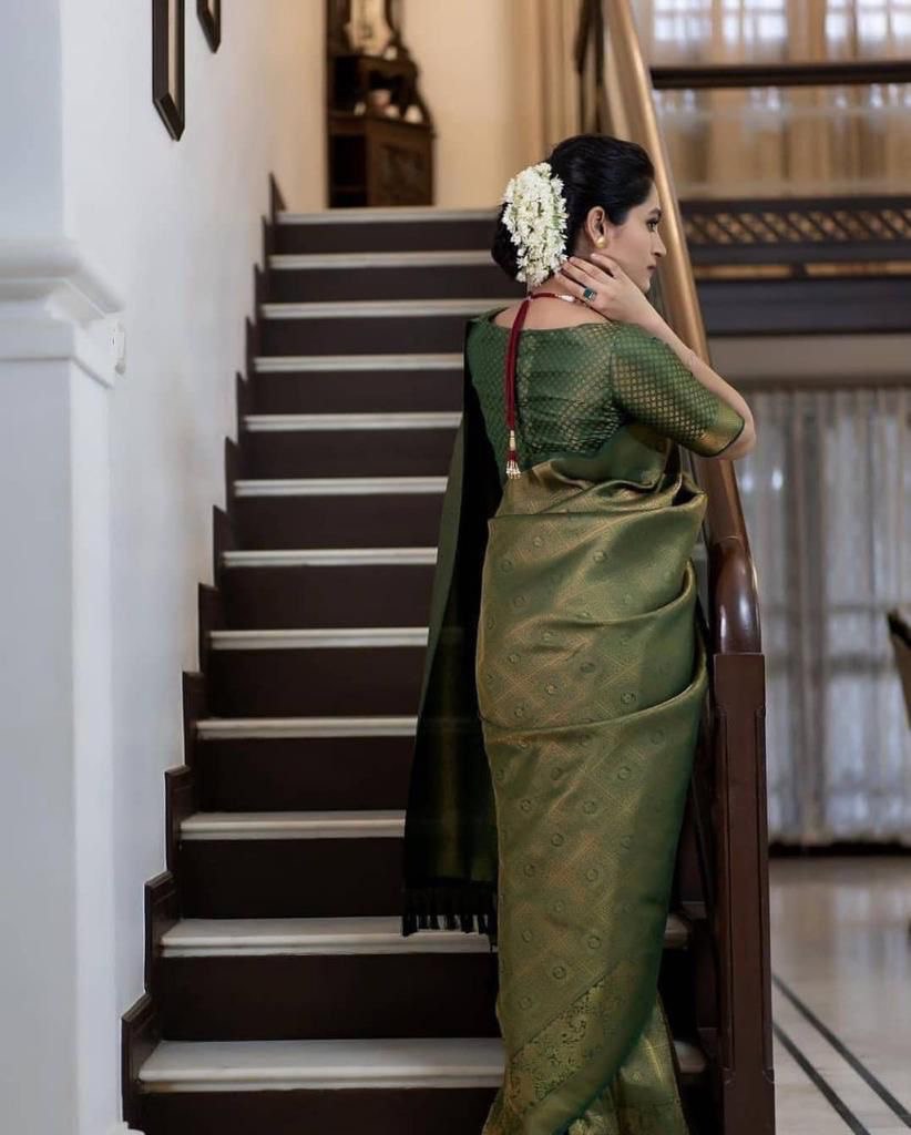 Timeless Green Banarasi Jacquard Saree, Showcasing Exquisite Zari Woven Details