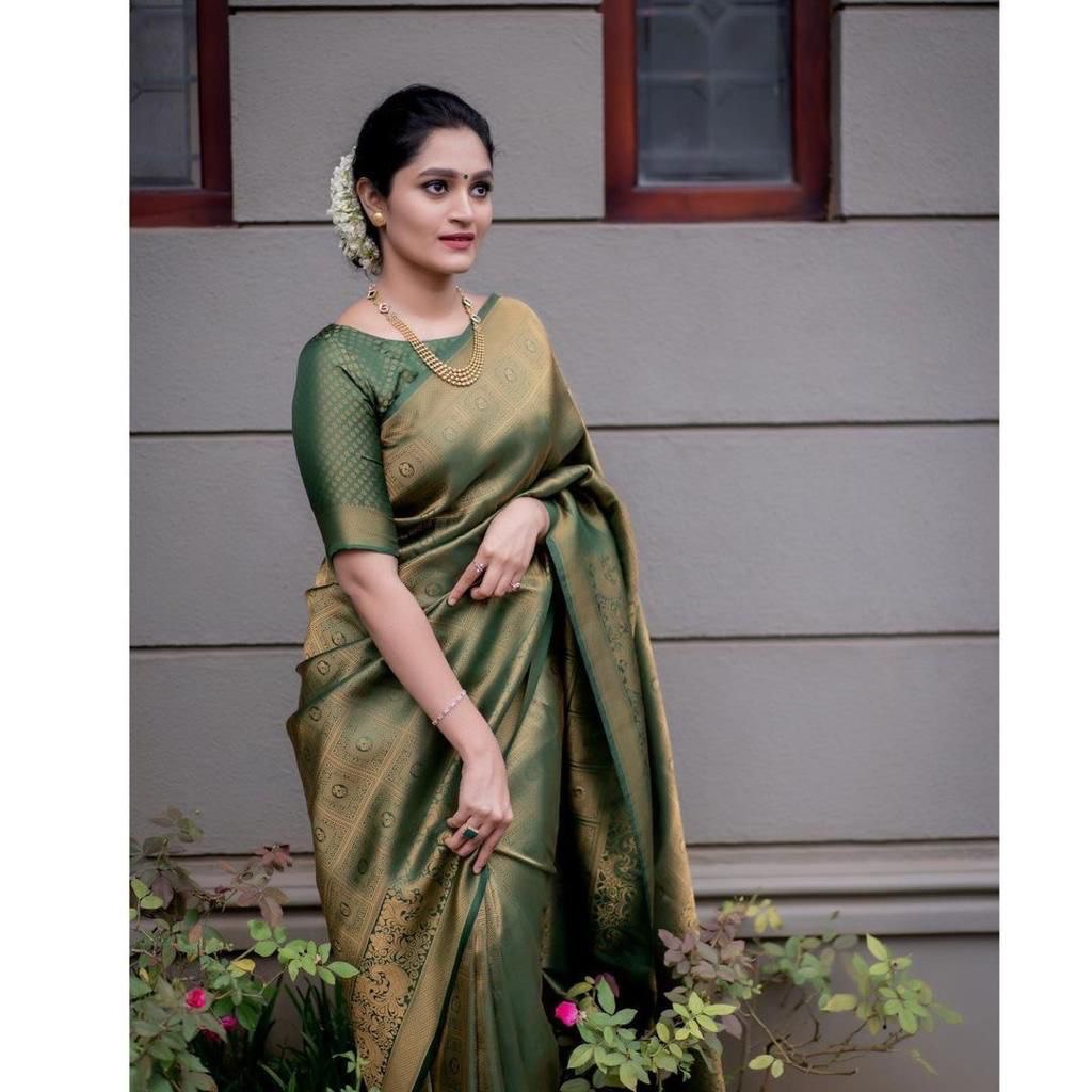 Luxurious Green Banarasi Jacquard Saree, Embellished with Rich Zari Weaving