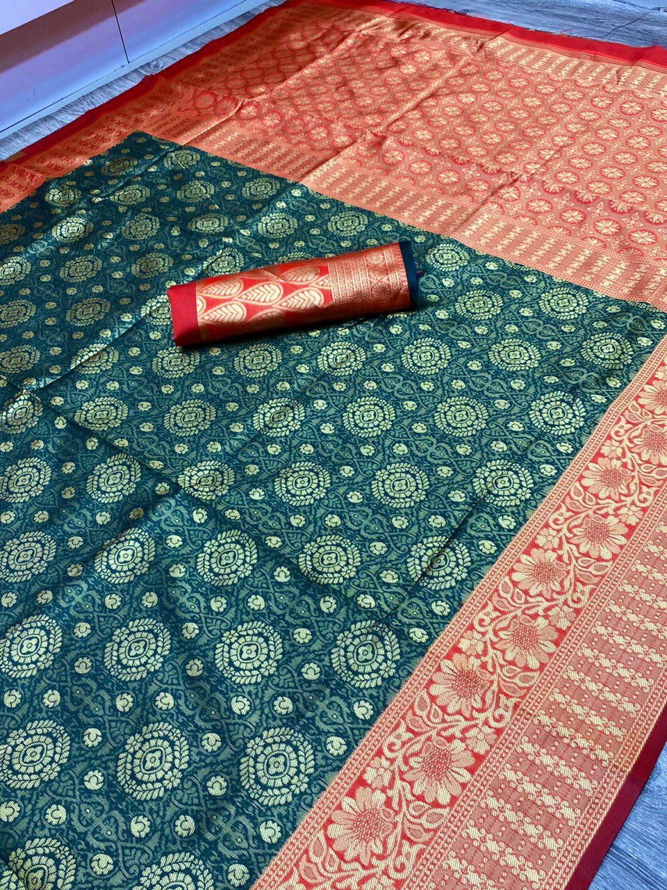 Woven, Embellished Kanjivaram Pure Silk, Art Silk Saree  (Green)