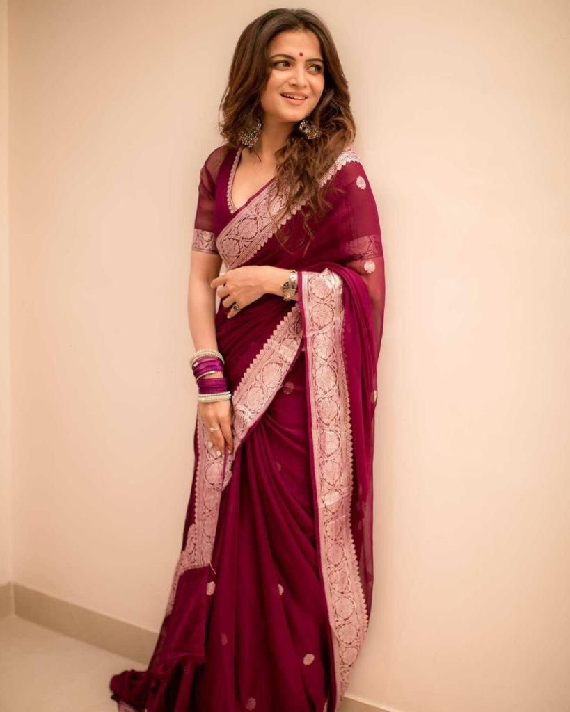 Exquisite Maroon Banarasi Pure Cotton Silk Saree with Intricate Jacquard Weaving, Perfect for Traditional Occasions