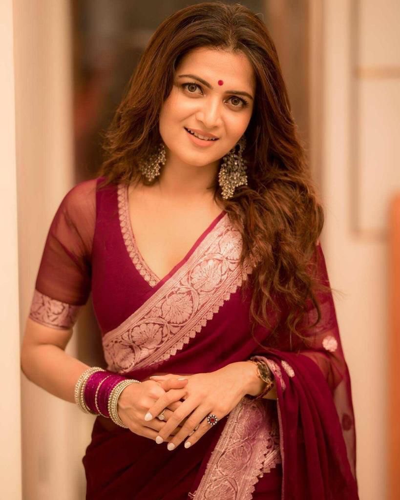 Luxurious Maroon Banarasi Pure Cotton Silk Saree Featuring Jacquard Patterns, Adding a Touch of Grandeur to Your Attire