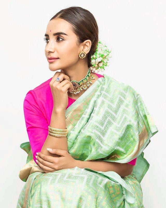 Delicate Light Green Banarasi Saree Featuring Jacquard Cotton Weaving, Perfect for a Subtle Statement Look