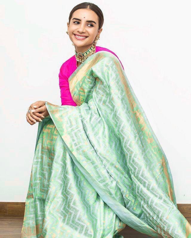 Soft Silk Banarasi Saree in Light Green with Intricate Jacquard Cotton Weaving, a Fusion of Comfort and Style