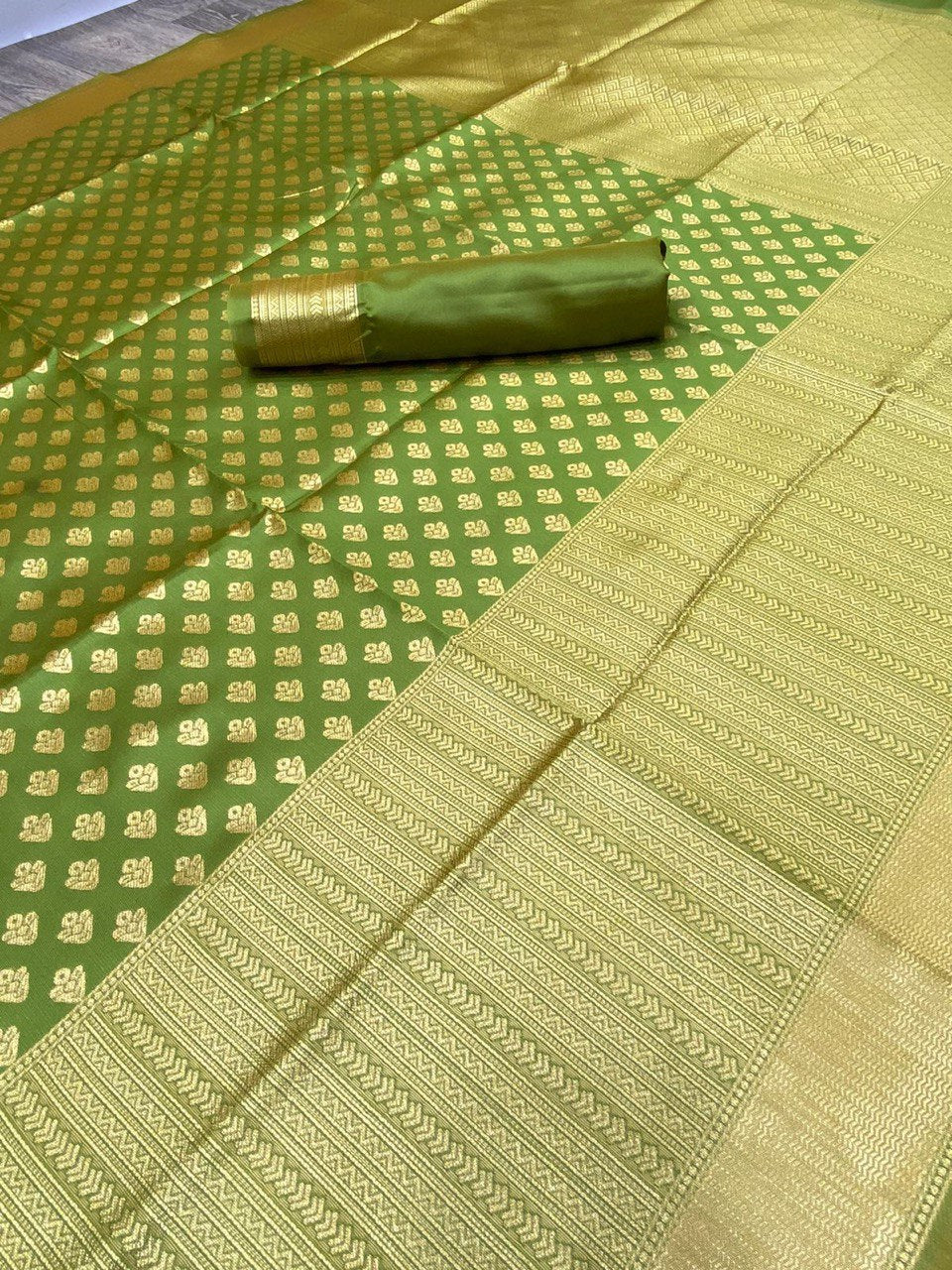 Majestic Green Zari Woven Banarasi Saree, Reflecting Tradition and Grace