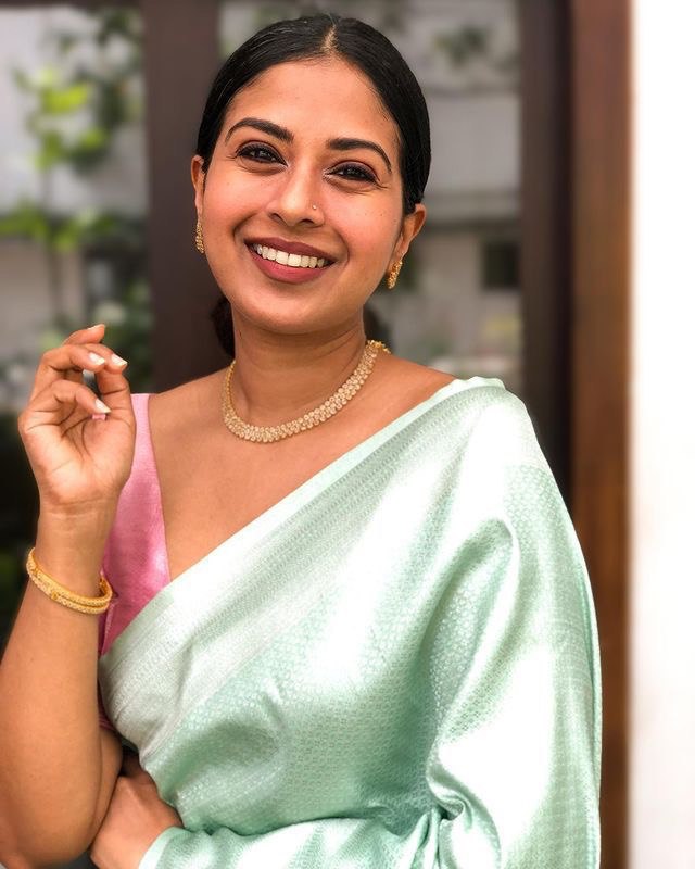 Graceful Silver Green Zari Woven Banarasi Silk Blend Saree