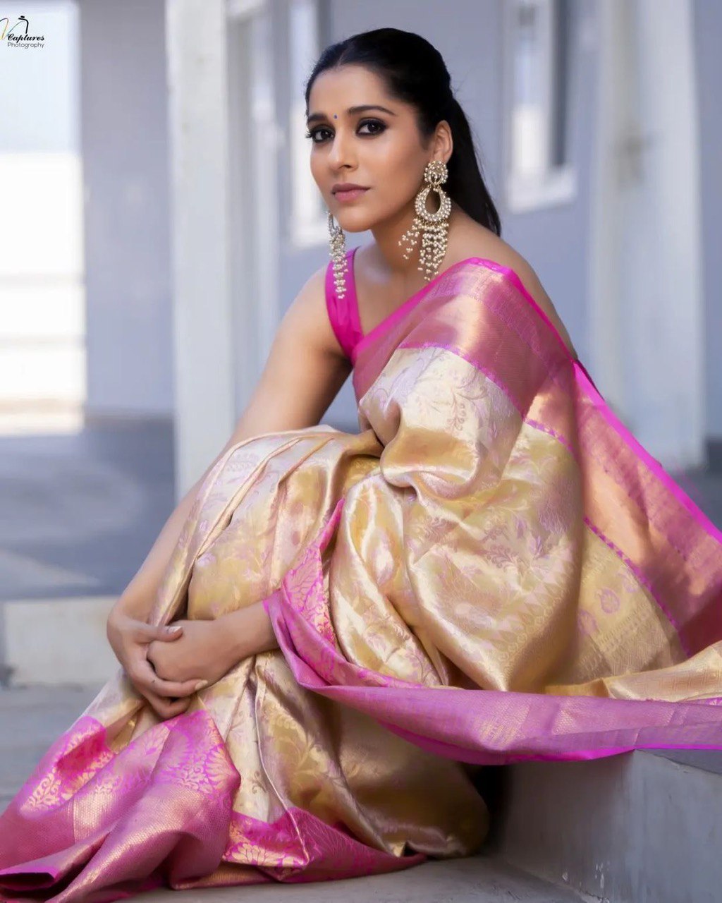 Exquisite Hand-Woven Pure Soft Silk Banarasi Saree, a Testament to Craftsmanship and Tradition