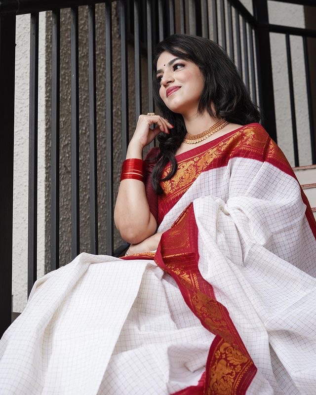 white and red tradishional soft silk saree for wedding