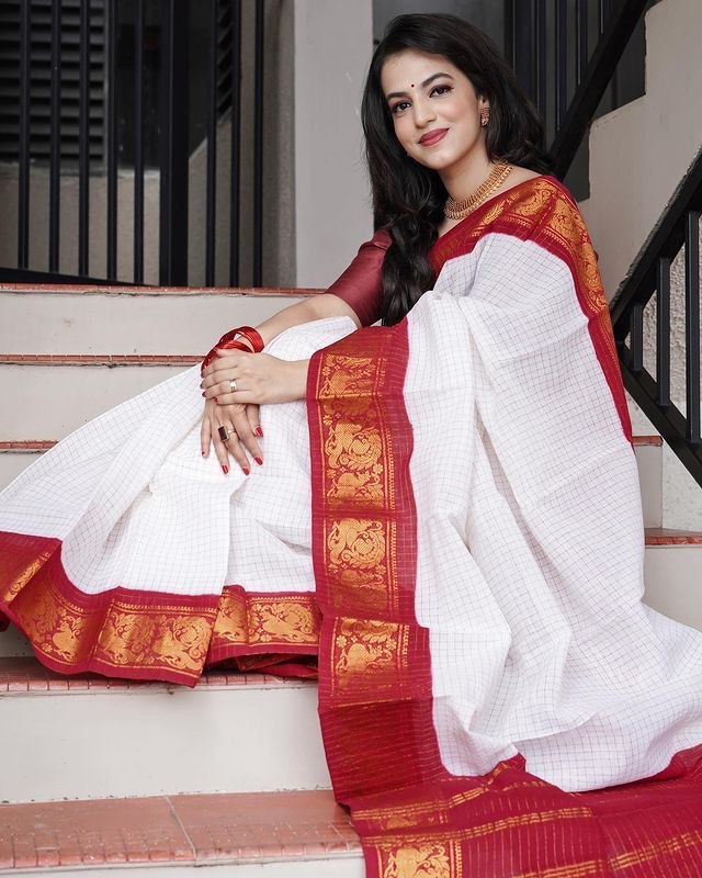 White & Red Banarasi Lichi Soft Silk Jacquard Woven saree for Festive
