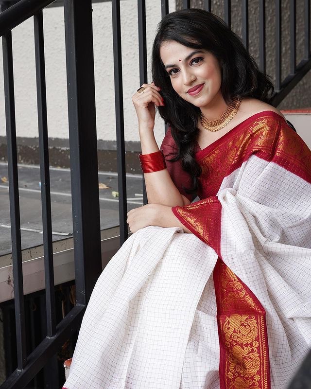 white and red banarasi lichi soft silk jacquard woven saree