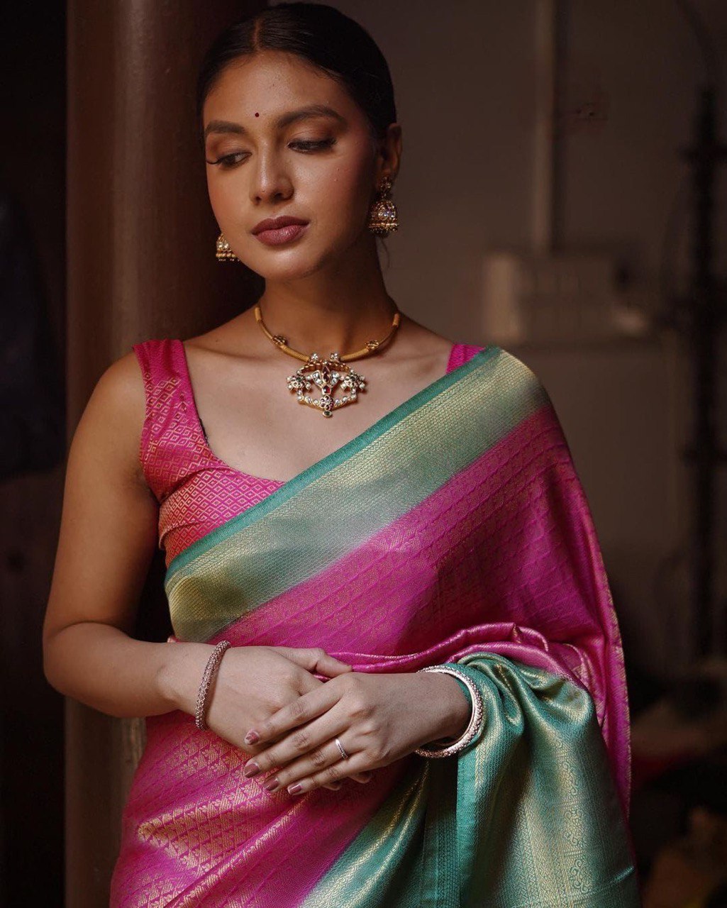 Timeless Beauty: Pink Lichi Silk Banarasi Saree, Reflecting Traditional Elegance
