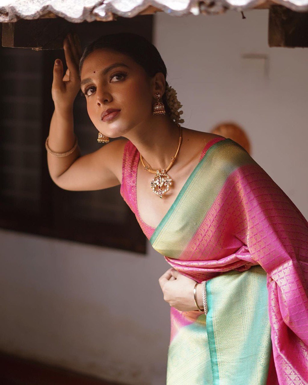 Subtle Glamour: Pink Lichi Silk Banarasi Saree, Adding a Touch of Luxury to Your Look