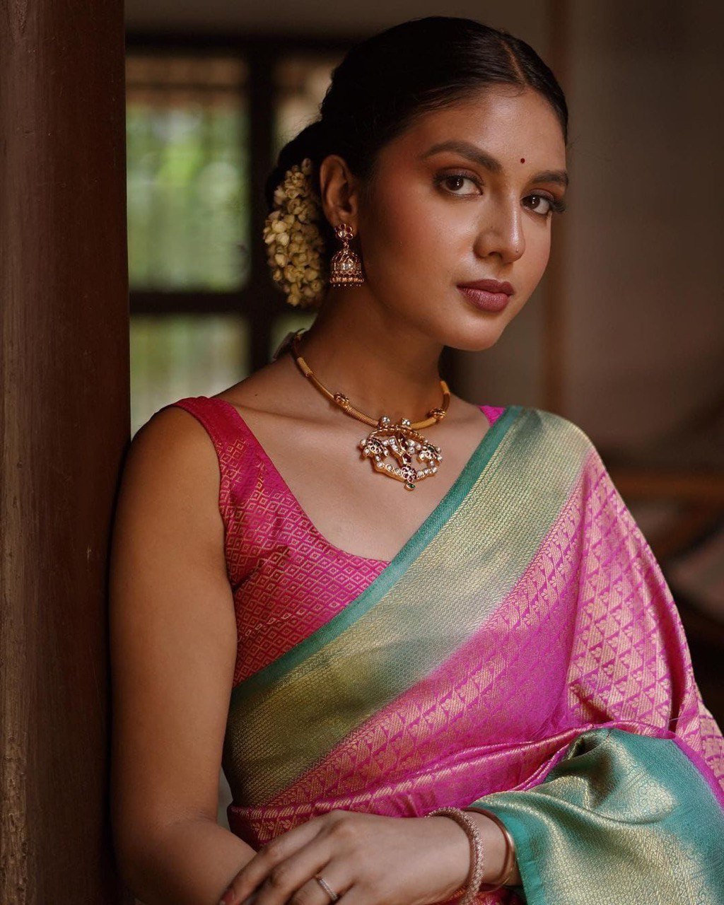Feminine Charm: Pink Lichi Silk Banarasi Saree, Exuding Grace and Sophistication