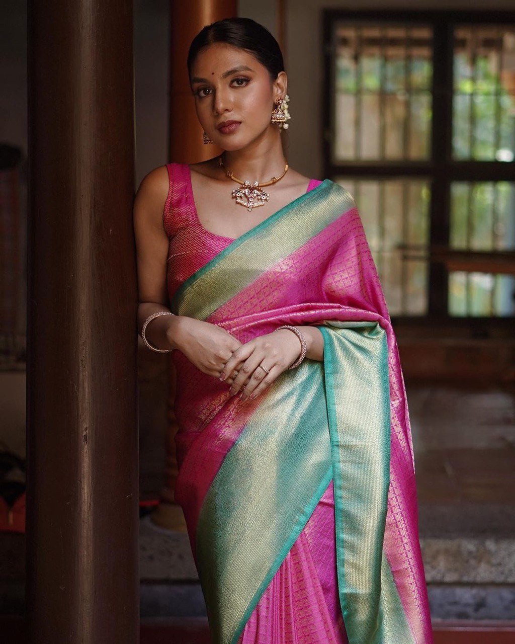 Stylish Sophistication: Pink Lichi Silk Banarasi Saree, Elevating Your Ethnic Wardrobe