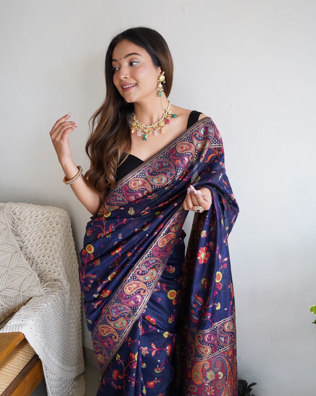 Chic Banarasi Saree Featuring Exquisite Zari Weaving, Perfect for Party Ensembles